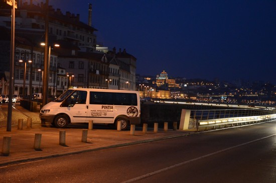 Embajadores de Pintia en el Oporto nocturno (vista desde el viaducto de Massarelos)